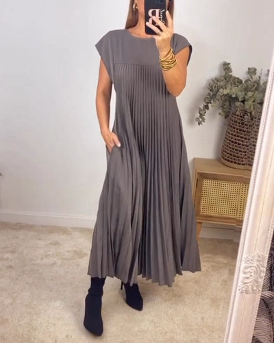 Chloe | Timeless and comfortable pleated dress