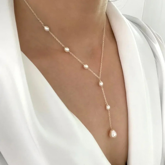 Vintage-style pearl necklace