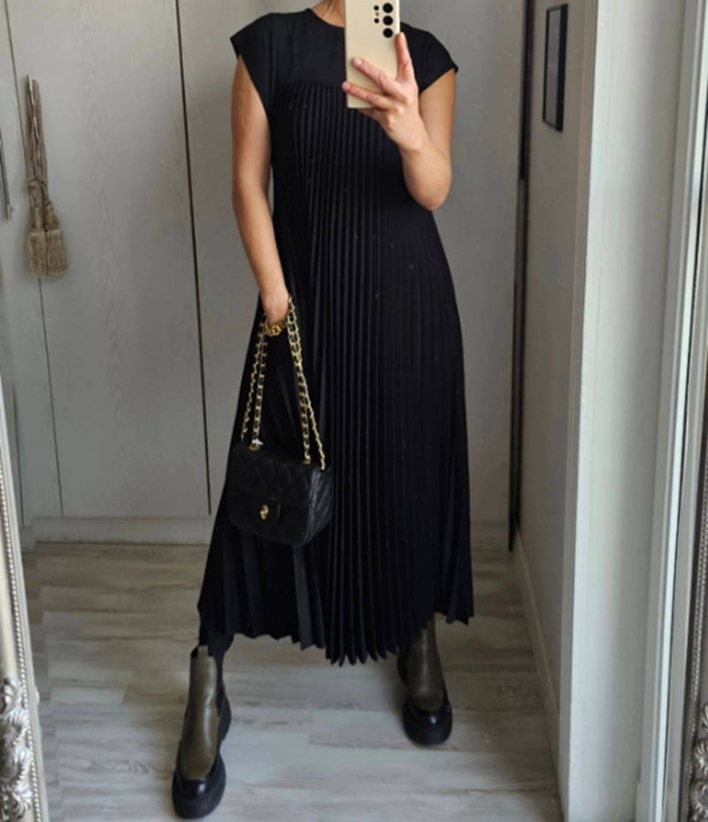 Chloe | Timeless and comfortable pleated dress