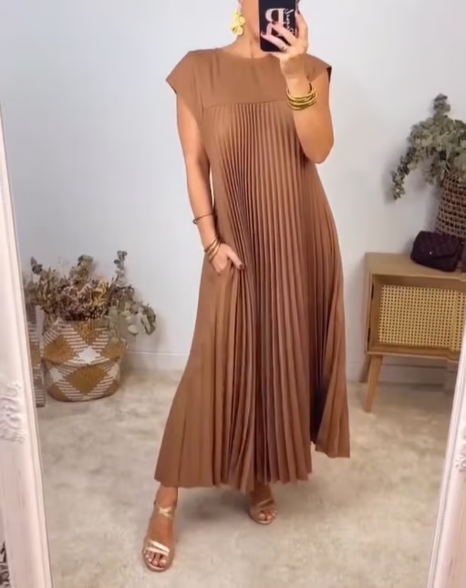 Chloe | Timeless and comfortable pleated dress